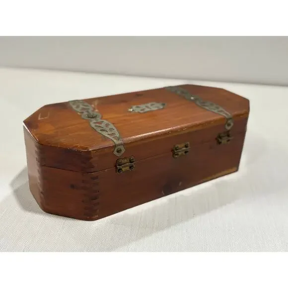 Vintage McGraw Box Company jewelry box, treasure chest w/ mirror blue lining - Picture 7 of 7